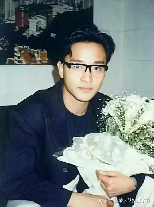 你有没有张国荣抱着一束鲜花的照片?