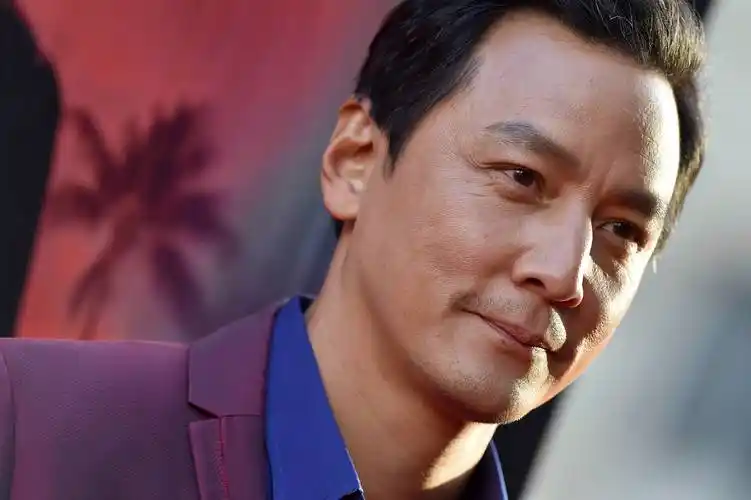 《追忆迷局》洛杉矶首映 吴彦祖酒红西装帅气登场