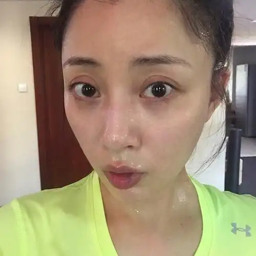 1979年生,40岁的女星素颜照,是否比普通人显年轻?