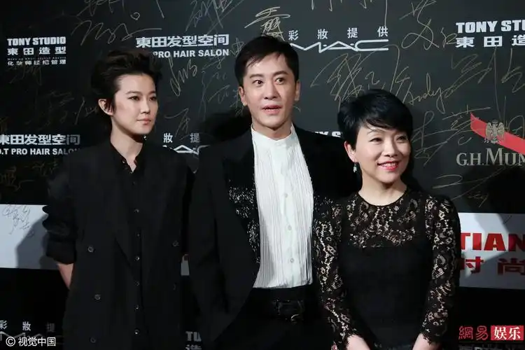 毛宁涉毒获释后现身医院慰问