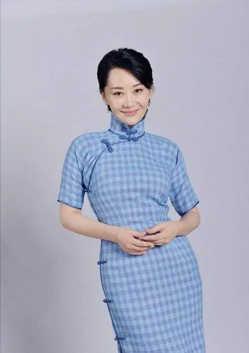 许晴穿"梅枝俏"旗袍尽显东方美,身材修长腰身纤细,女人味十足