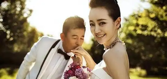 在王志飞低谷时期,他与第一任妻子李健相识,尽管最初只是朋友认为他们