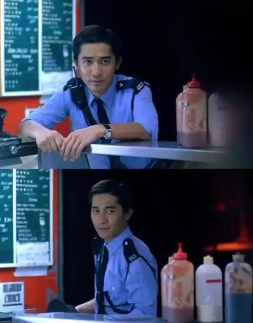 《重庆森林》里,梁朝伟一身制服装出镜,三七分的背头尽显男人魅力,而