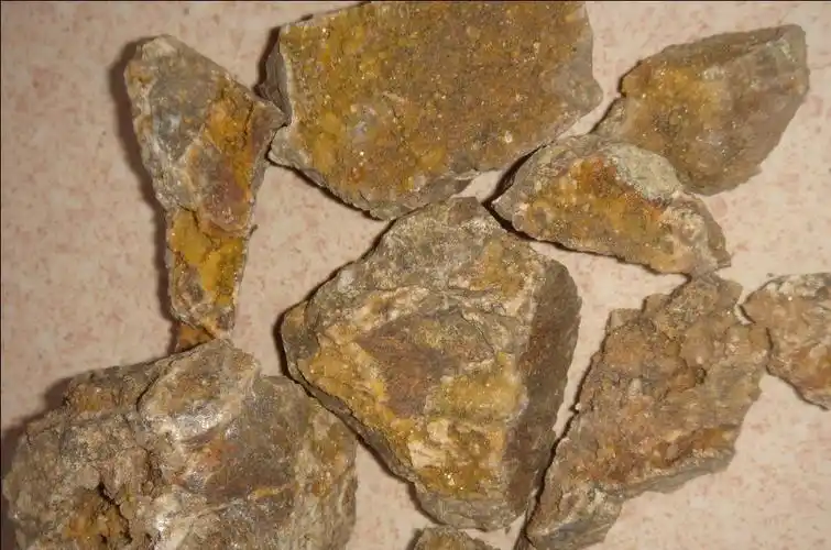 p>金矿石,指用人工或机械从 a href="#" data-lemmaid="2216981">