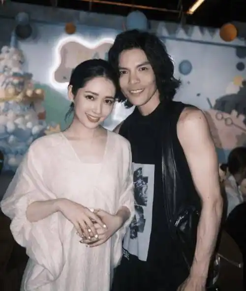 向佐邋遢似保姆,紧拥郭碧婷遮小腹疑怀三胎_向笙_网友_照片