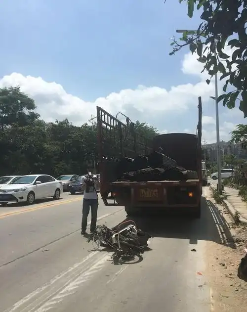 男子卷入货车底,身体被碾成肉酱