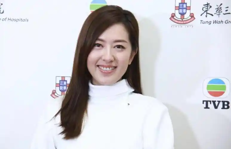 tvb花旦唐诗咏晒十五岁青涩照遭遇网友质疑整容二十张照片告诉你她有