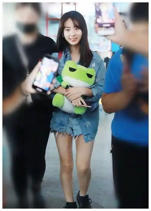 邢菲的牛仔外套比热裤还长5厘米,穿出小短腿,身高不到160?