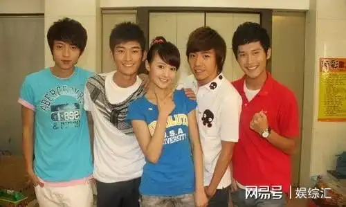 宝藏男孩魏晨哀悼日穿红衣拍照被雪藏如今娶初恋再惹非议