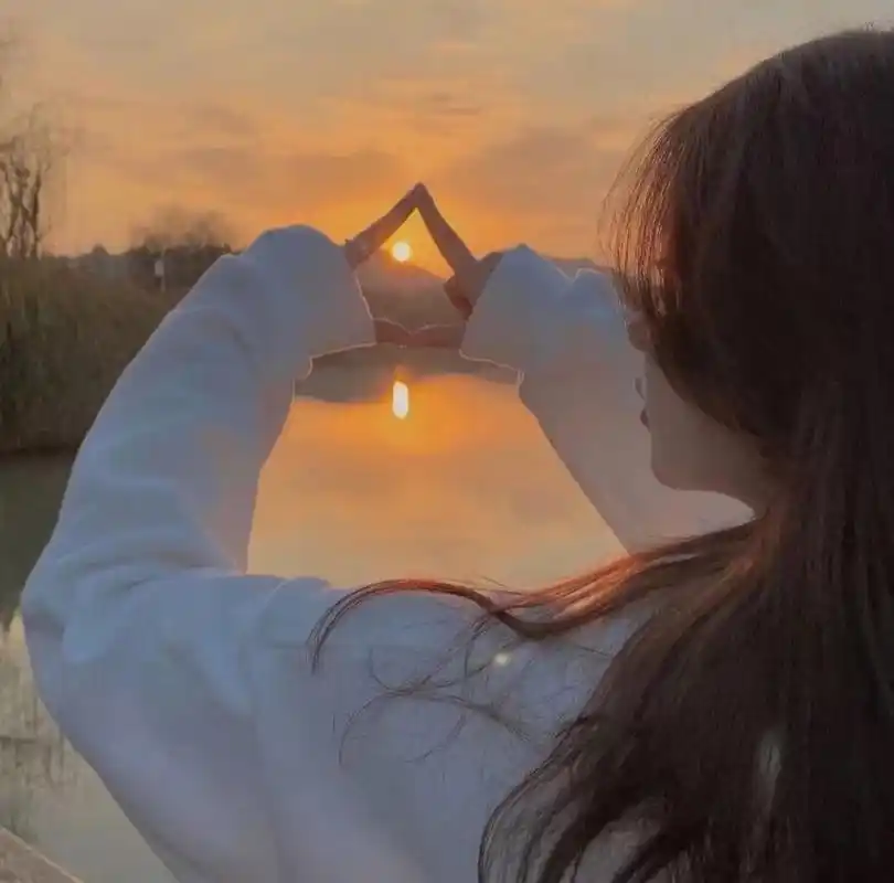 ins唯美背影优质女头 每天醒来都要像奥特曼一样接受新的打击