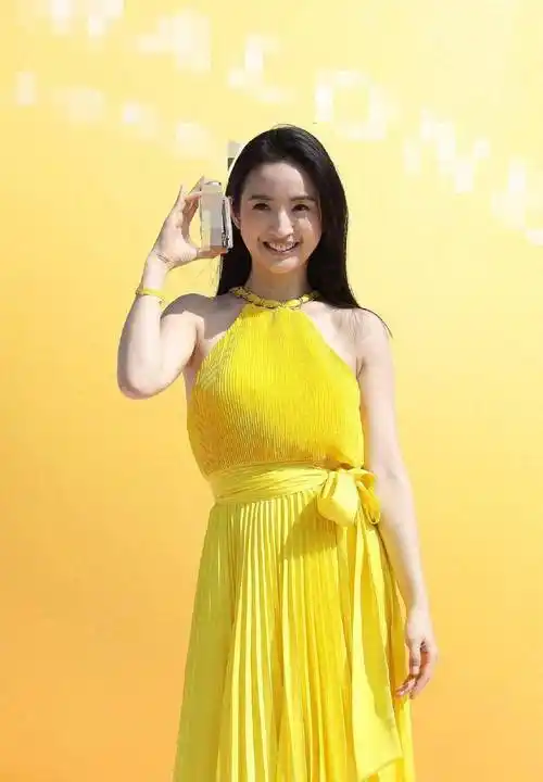 林依晨的着装理念是,风格不会随着年龄的增长而褪色.