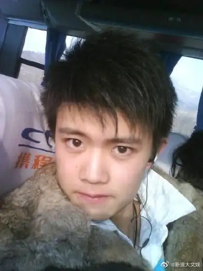 任嘉伦上学时候早期照片,他上学时期的女朋友是谁?