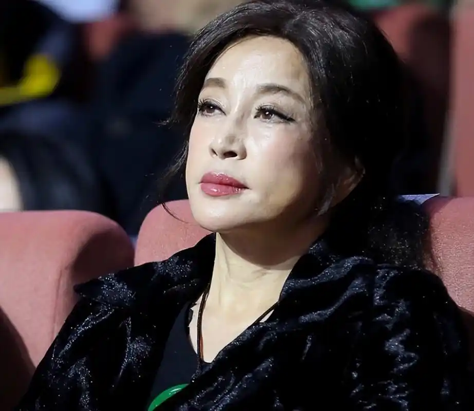 离开修图的刘晓庆也老了,满脸皱纹身材臃肿,生图暴露真实状态-cw资讯