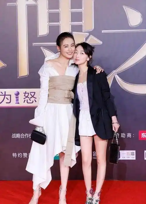 马思纯和周冬雨同框,周冬雨的身高虽然不高,但是腿部线条的既视感给人