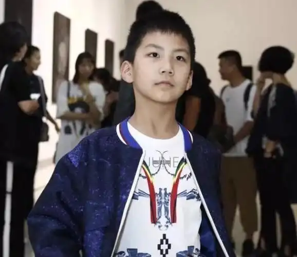 有种总裁范叫胡军儿子,年仅11荷尔蒙爆棚,迷倒一大片网友!