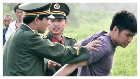 回顾:02年李正光被押送刑场前,曾喝下一大碗白酒,在脚镣塞了1元钱