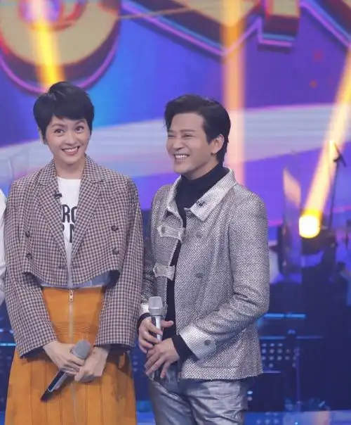 梁咏琪陈晓东罕见同台22年发型未变颜值冻龄还神撞脸