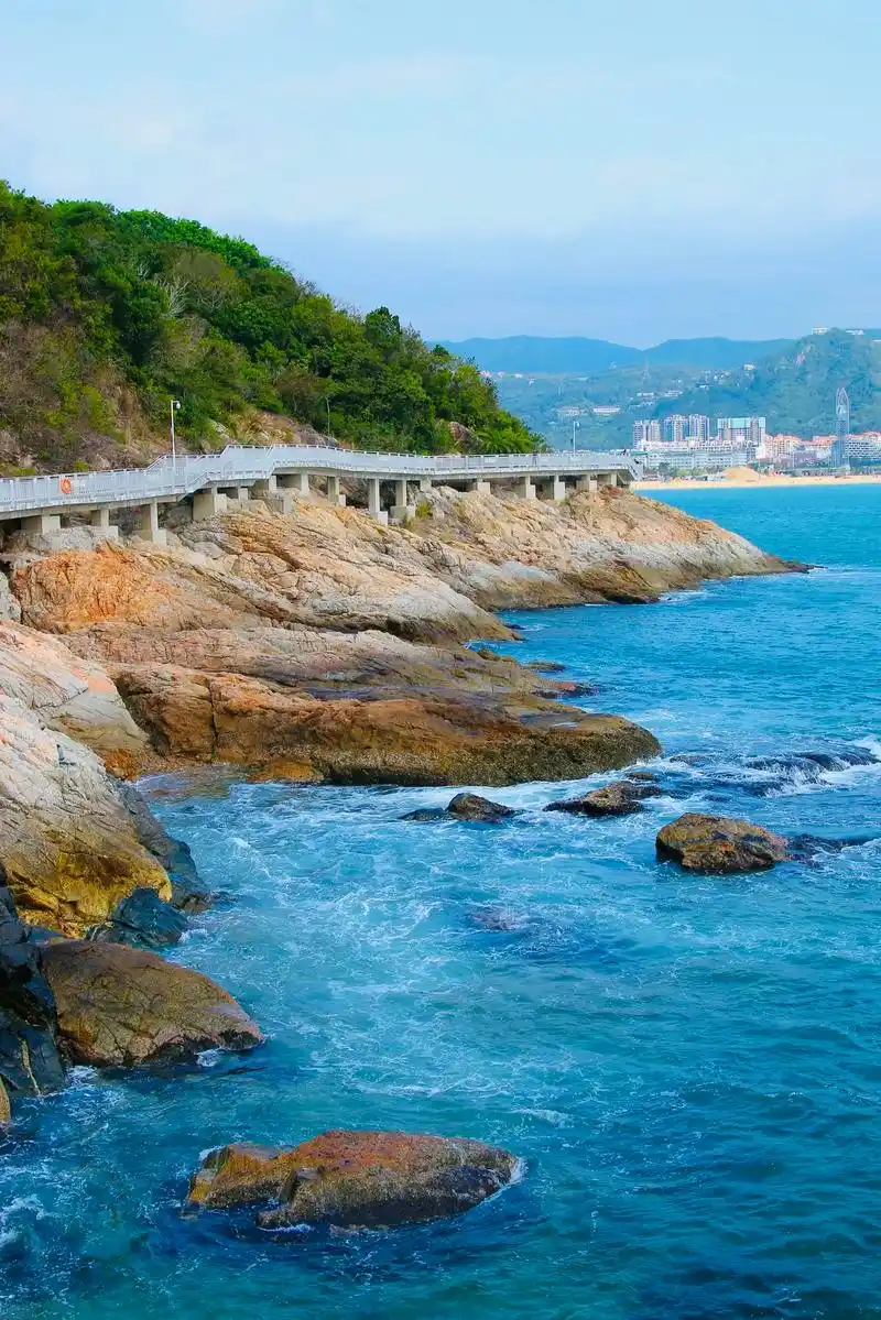 水天一色的深圳大梅沙盐田海滨栈道.#音画欣赏 #镜头记录美好 - 抖音