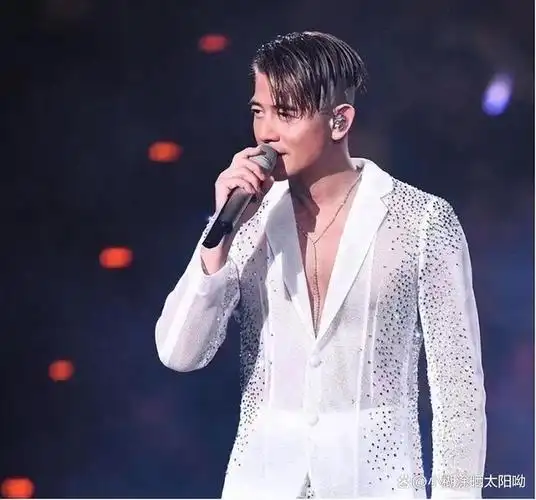 郭富城今年四月于新加坡演唱会结束后,又携妻子方媛出席了一场赛马