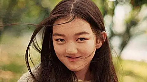 b>李嫣 /b>晒自拍故意露出嘴唇,兔唇已经却完全修复,网友吐槽:好看吗