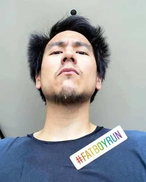 彭于晏死亡视角零偶像包袱自拍满脸皱纹肥肉型男变大叔