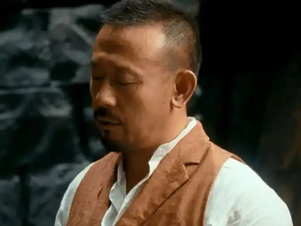 让子弹飞张麻子和黄四郎火并时汤师爷的一句话暴露了他身份