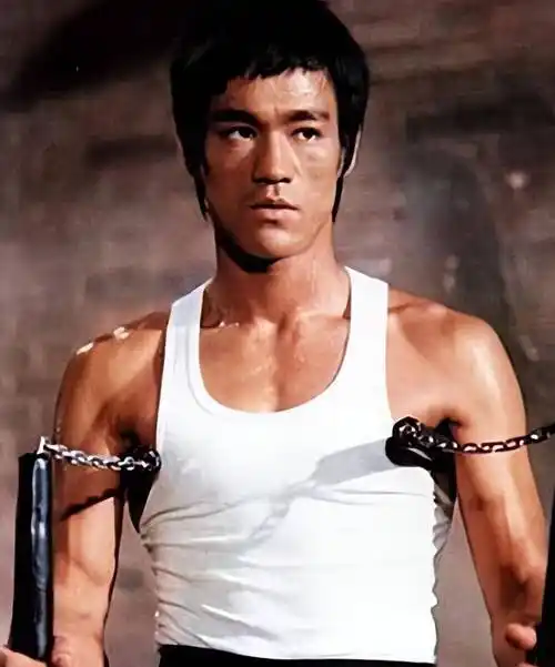 原创惨死在绯闻艳星床上49年后权威医生给出李小龙死因最新说法