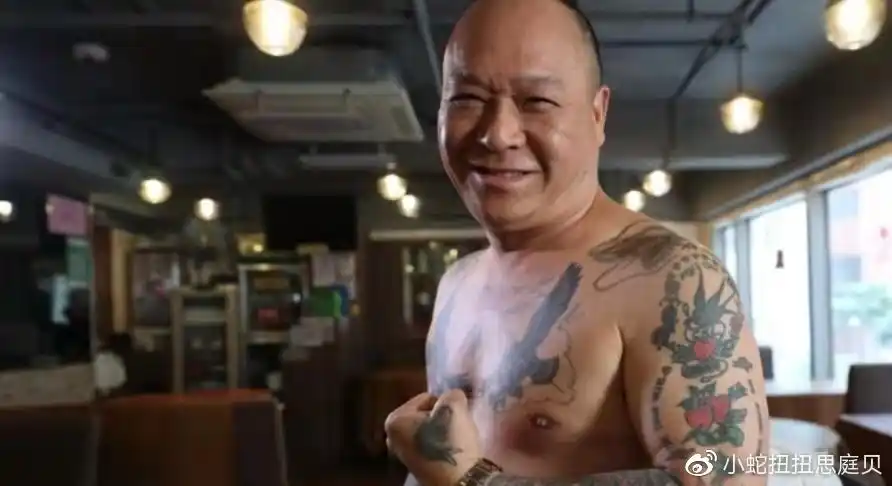 的网友们应该都知道在成为一个艺人之前,吴志雄是一个香港古惑仔,不过