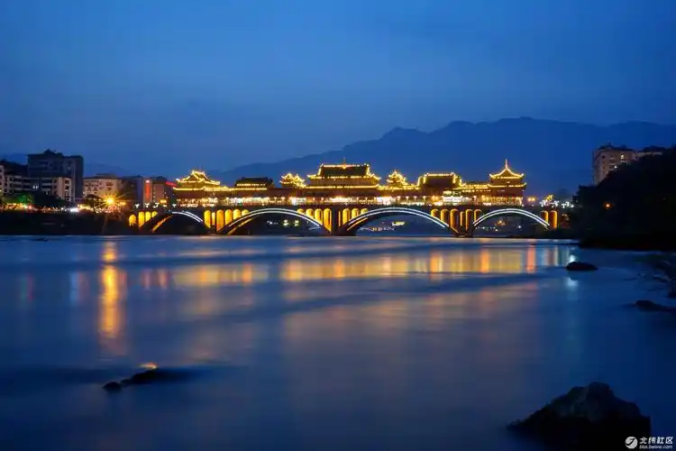 不同机身下的雅安廊桥