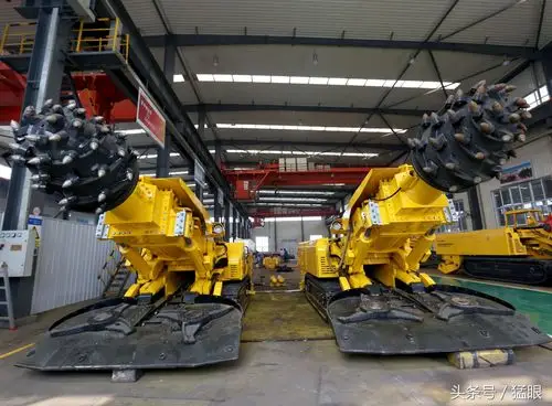 下煤窑挖煤的工人可能见过这种机器实现掘装钻锚平行作业