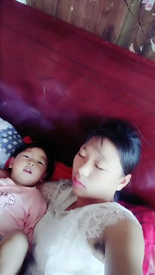 老婆,你辛苦了带孩子睡午觉,孩子没睡着你就睡着了,一天带孩子太累了