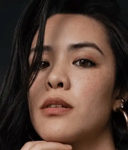 钟丽缇25岁大女儿晒性感写真,满脸雀斑太真实,身材丰腴超自信