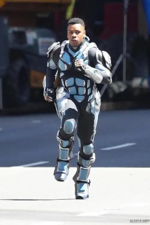 《环太平洋2》男主穿机甲战斗照曝光_游侠网