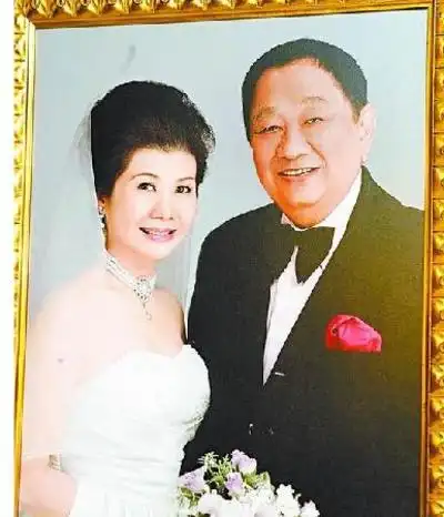 杜德伟父74岁再婚 低调婚礼迎娶恋20年女友