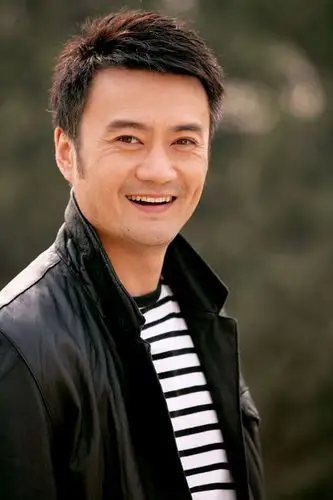 《青树》新疆热播 曹卫宇拍戏之余只看书不玩乐