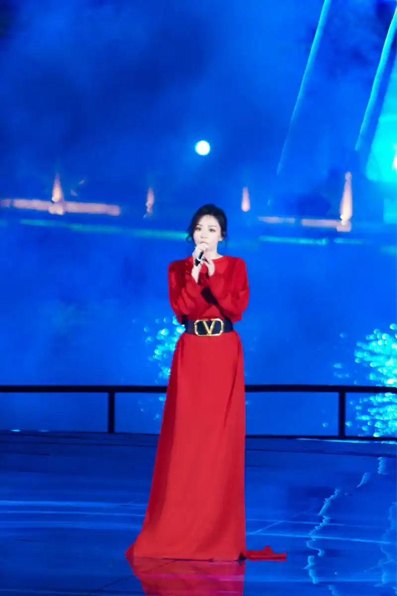 张靓颖@张靓颖我的梦唱光影梦@张靓颖光影氛围感大片  @张靓颖 一首