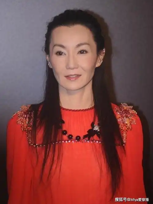 原创55岁骨感女神张曼玉近照显苍老,穿一身红裙很优雅,差点认不出来