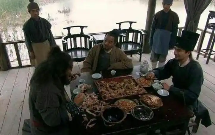 大碗吃酒,大口吃肉,手抓"现宰"牛蝎子,两手抓着吃肉体验古代好汉的