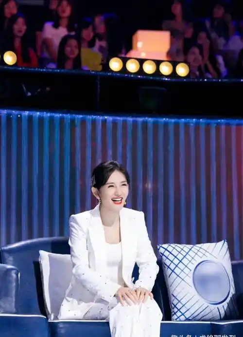 谢娜真是百变女神,白色西装配时尚边内搭又甜又减龄,女人味十足_服装