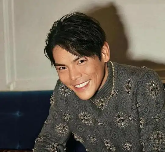 好搞笑!继被称为"人形花洒"后,向佐又把向太的包10块钱卖了