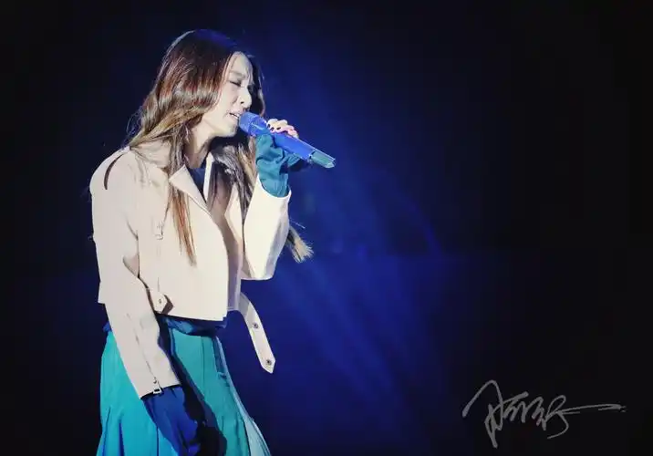 田馥甄郑州拼盘演唱会美图长的这么好看身材还这么好唱歌又好听