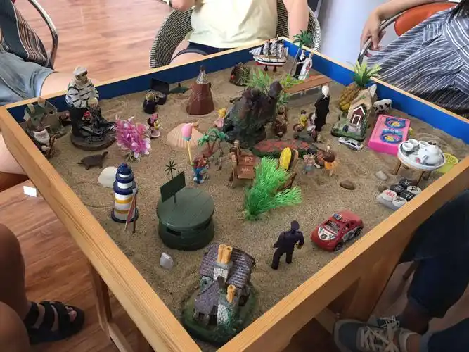 小小沙盘游戏不仅培养了孩子们的动手以及合作交往能力,还为老师们