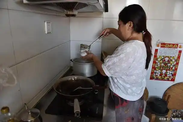 儿媳妇家里来了十几个客人下班后回家做饭我离婚了