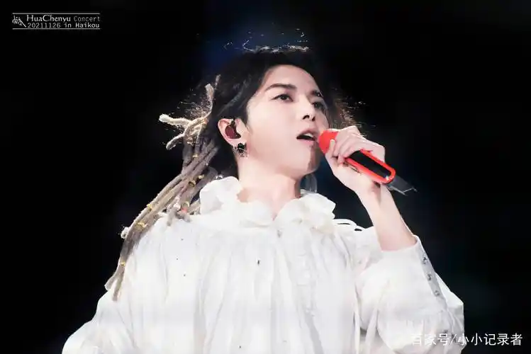 华晨宇2021火星演唱会,这是美神降临人间吧!_长发_彩带_调子