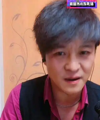 一首经典老歌《朋友》勾起了无数人的回忆. 而模仿他的是孟华健.