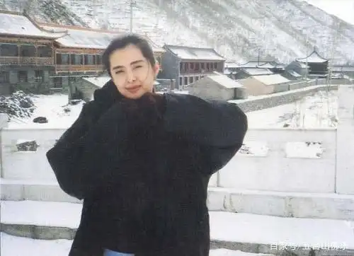 王祖贤影视明星1992年在五台山,时光飞逝,据说现在已经潜心修善