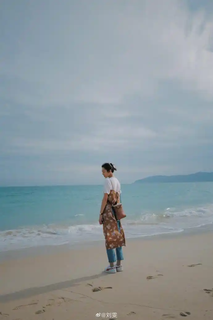 刘雯晒海边度假美照碎花长裙配牛仔裤时尚又文艺