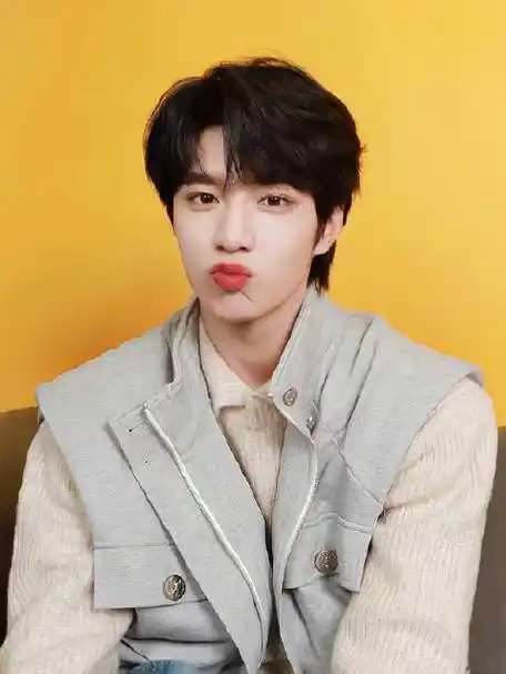 刘耀文嘟嘴比耶照#嘟嘟嘴的刘耀文真的好奶好萌,听说可爱的人都是嘟