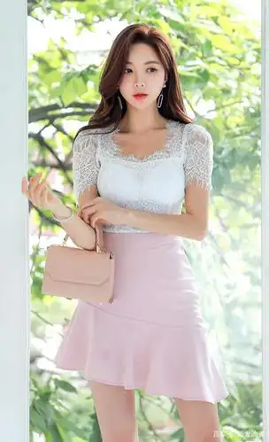 气质温婉的美女,穿上各种款式的裙装,都显得优雅又迷人