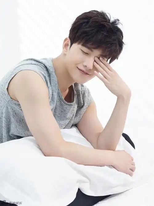 高冷or治愈系!杨洋定格25岁颜值满分(图)